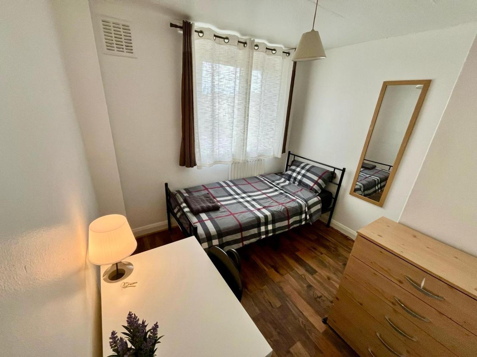 Whitechapel Station Rooms ลอนดอน ภายนอก รูปภาพ